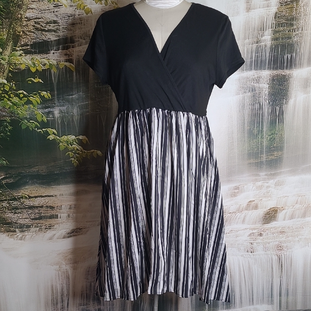 New with tags! Womens Small Black White Striped Short Sleeve Flowy Dress